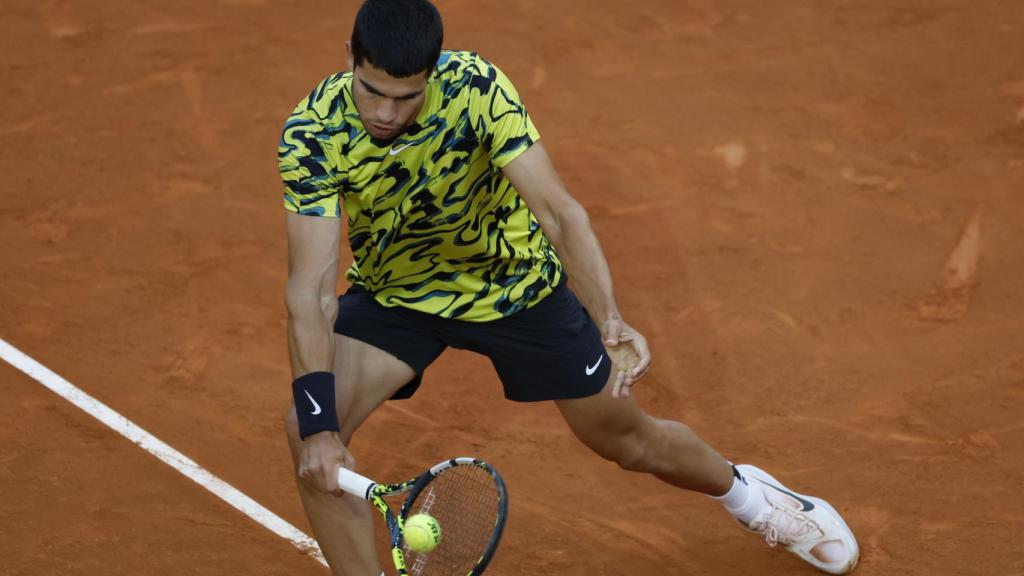Alcaraz ejecuta un golpe en el partido ante Dimitrov.