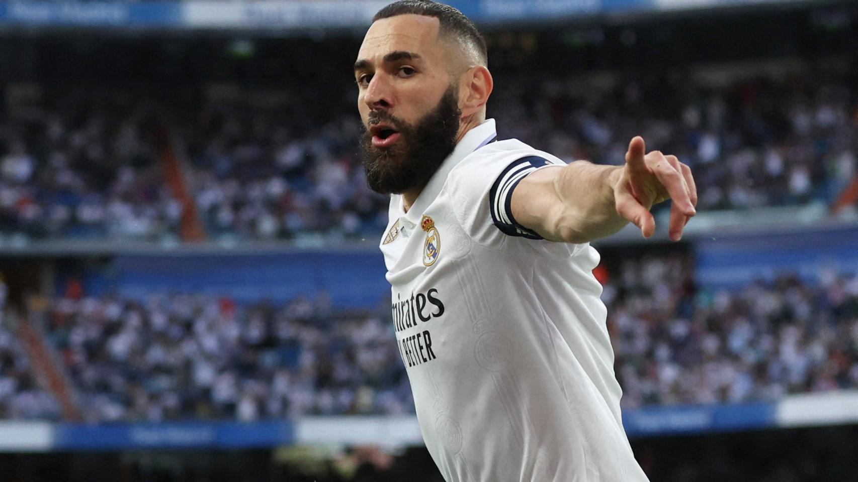 Benzema celebra uno de sus goles frente al Almería