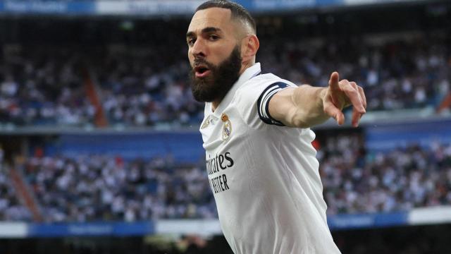 Benzema celebra uno de sus goles frente al Almería.