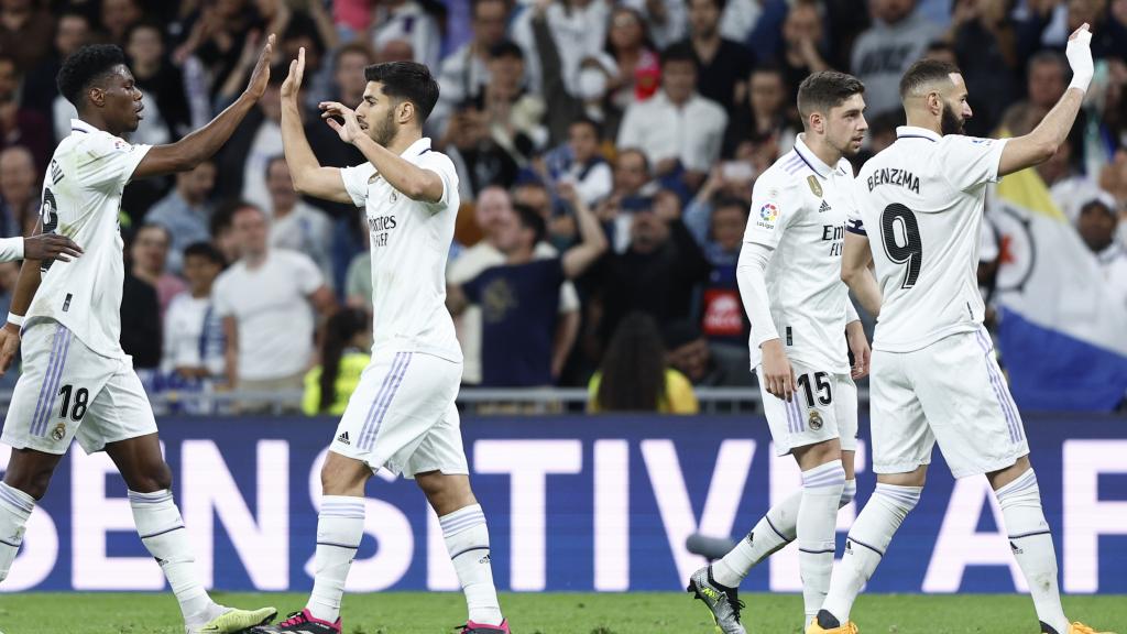 Asensio, Tchouaméni y varios jugadores del Real Madrid se abrazan.