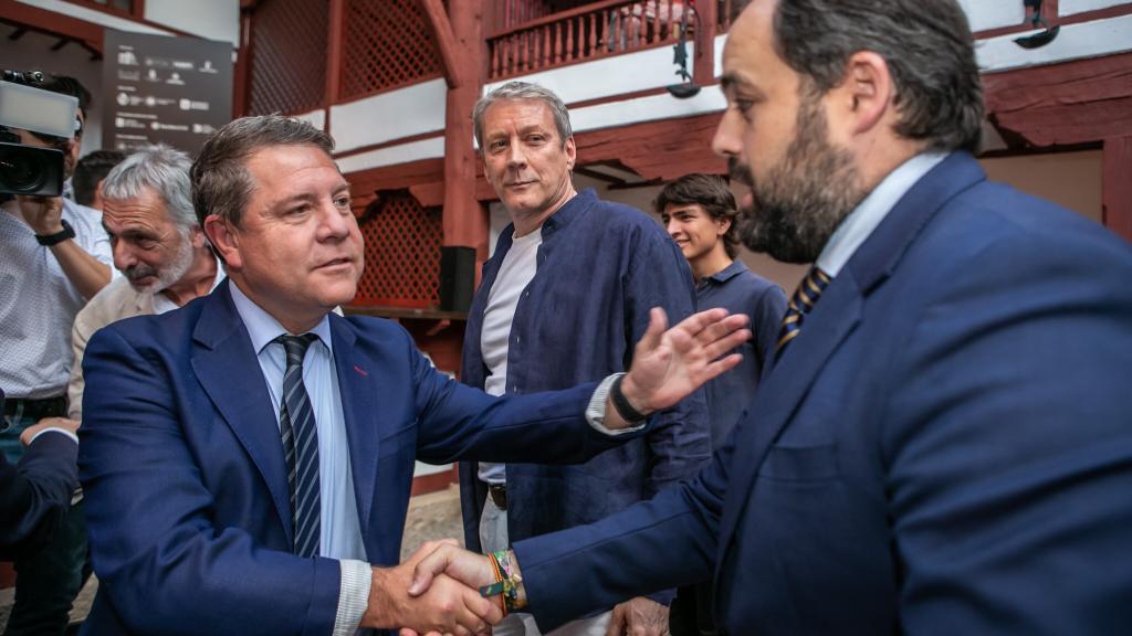 Emiliano García-Page y Paco Núñez se saludan en una imagen de junio de 2022