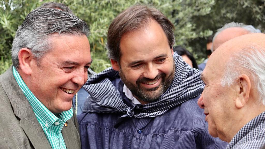 Paco Núñez junto a otras personas este domingo en la Romería de la Santísima Virgen de las Viñas en Tomelloso (Ciudad Real)
