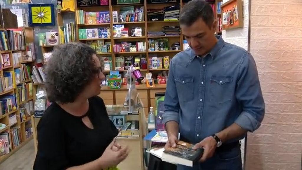 Sánchez con la librera de Fuenlabrada el pasado 23 de abril.