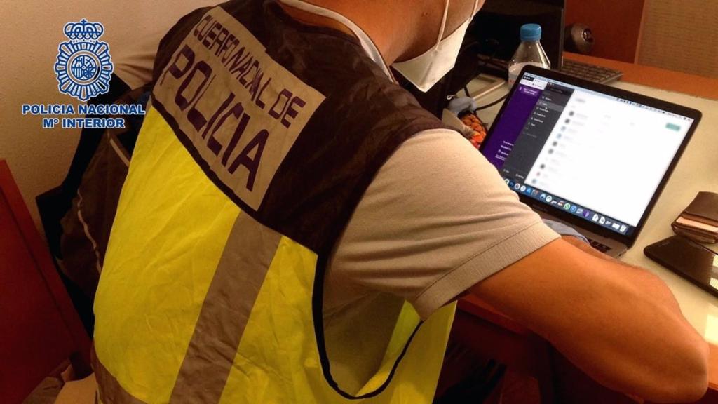 Un policía frente a un ordenador.