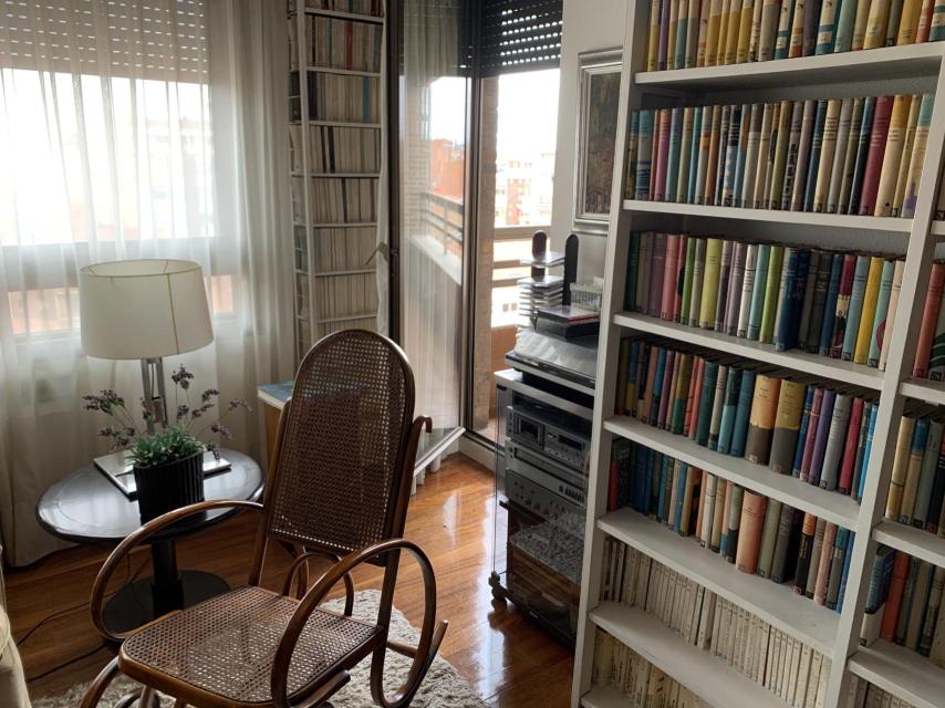 El salón de Miguel Delibes. La mecedora y la colección Áncora y Delfín.