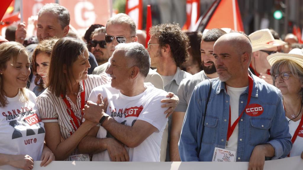 La candidata del PSOE al Ayuntamiento de Madrid, Reyes Maroto, saluda al secretario general de UGT, Pepe Álvarez.