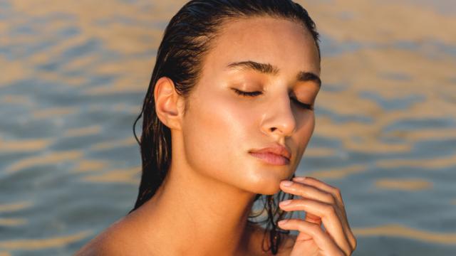 Una mujer, tomando el sol.