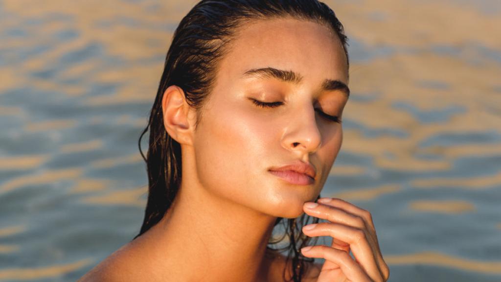 Una mujer, tomando el sol.