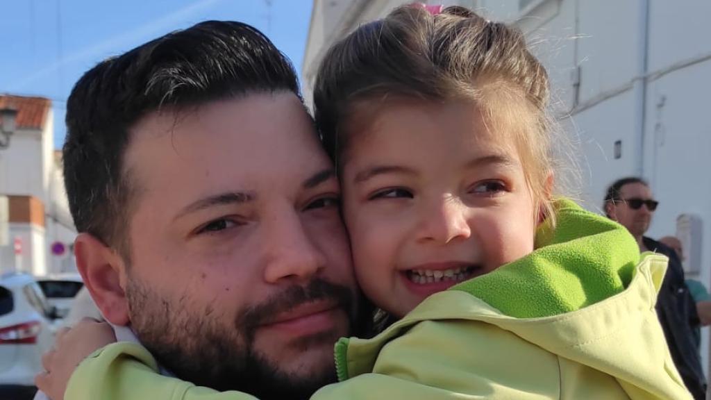 Saray junto a su padre.