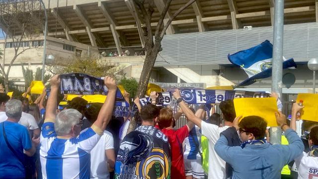 La concentración de protesta de los aficionados alrededor del Rico Pérez.