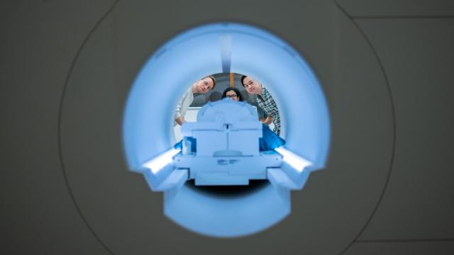 Alex Huth (izquierda) y Jerry Tang (derecha), con la también co-autora Shailee Jain.