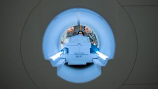 Alex Huth (izquierda) y Jerry Tang (derecha), con la también co-autora Shailee Jain.