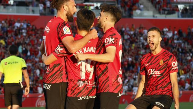 Piña de los jugadores del RCD Mallorca para celebrar el gol de Kang-In Lee