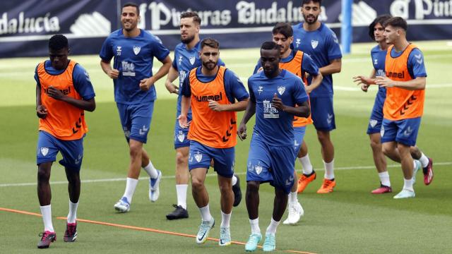 Los jugadores del Málaga CF preparan el partido contra el Huesca