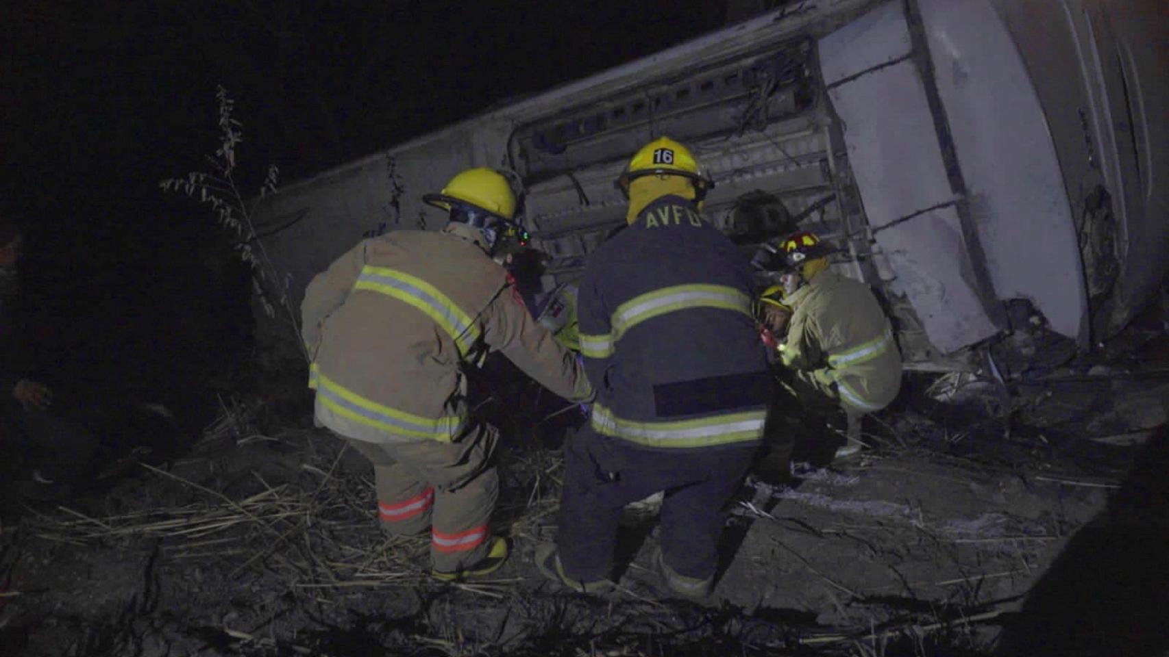 Un grupo de bomberos trabaja en el rescate de supervivientes del autobús que cayó por un barranco en Nayarit.