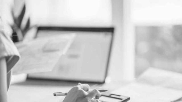 Mujer realizando la declaración de la renta en una imagen de archivo.