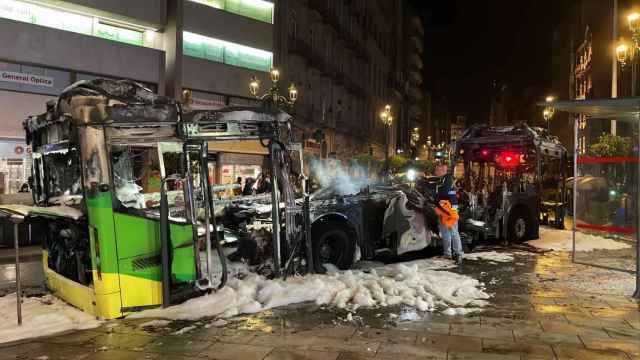 El autobús de Vitrasa, completamente calcinado.