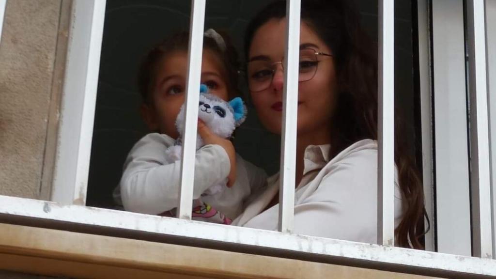 Saray junto a su madre en una imagen difundida por esta en redes sociales.