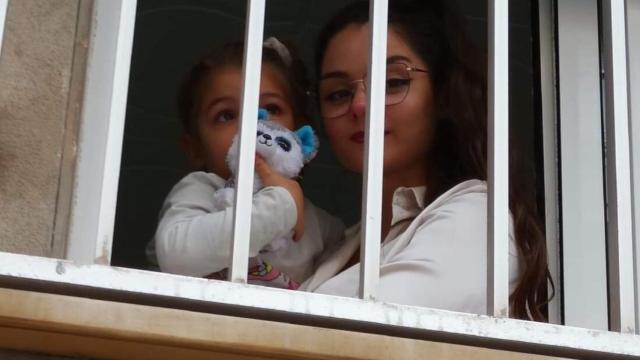 Saray junto a su madre en una imagen difundida por esta en redes sociales.