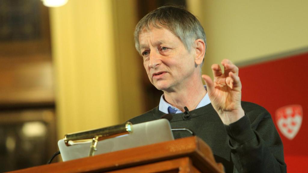 Geoffrey Hinton en 2012 recogiendo el Premio Killiam en Ingeniería.