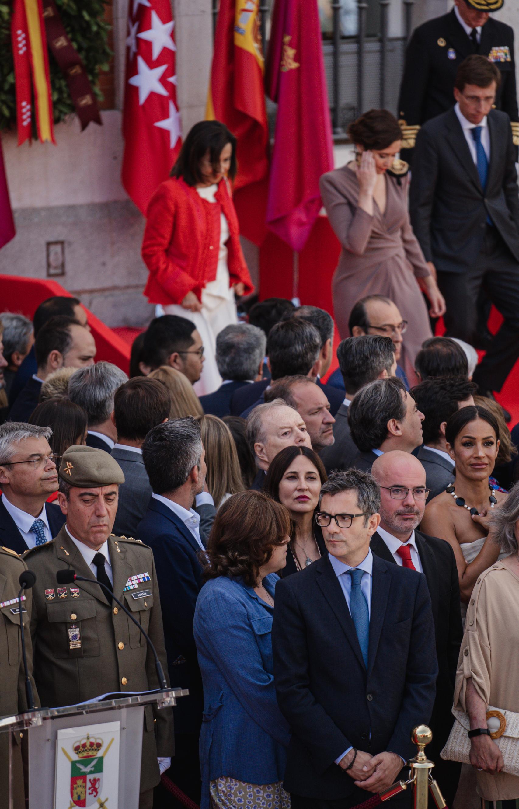 Ayuso y Almeida bajan, junto con Robles del palco mientras que Bolaños espera con los invitados.