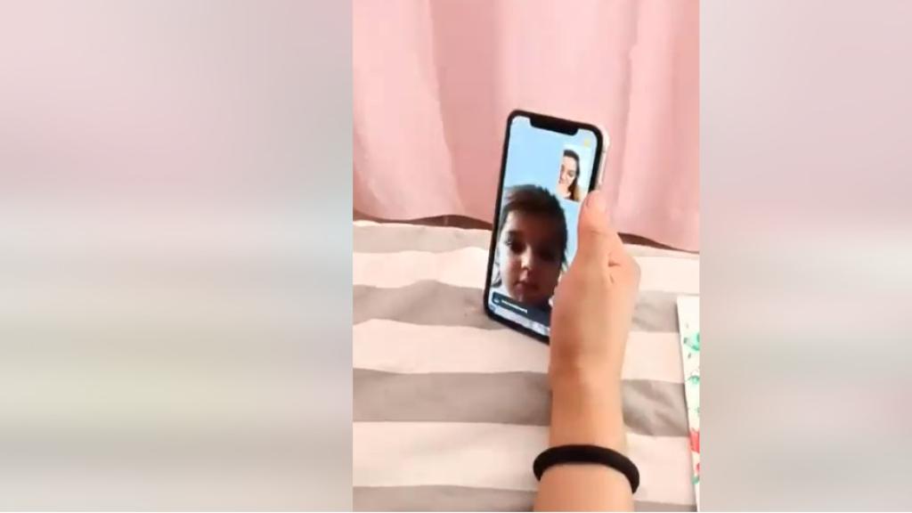 Saray habla con su madre por videoconferencia la pasada Navidad.