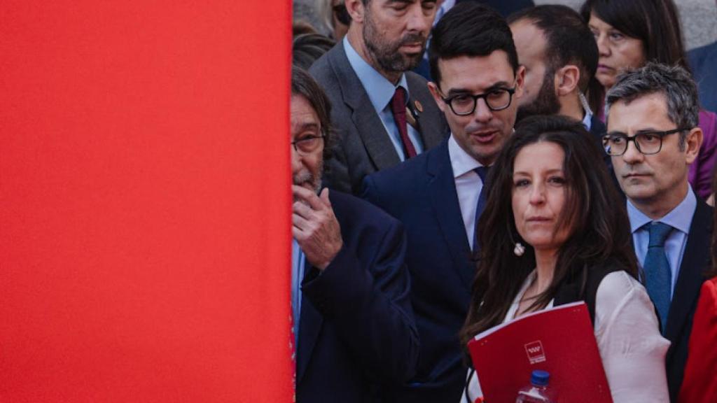 La jefa de protocolo del acto del 2 de Mayo, Alejandra Blázquez y el ministro de la Presidencia, Félix Bolaños.