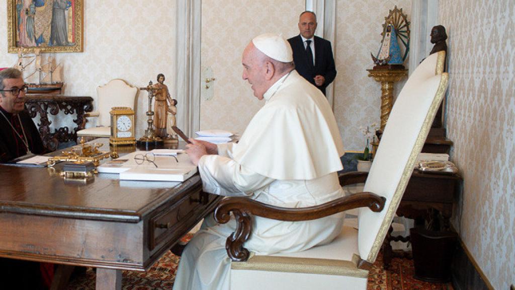 El papa Francisco recibe en audiencia privada a la Junta Directiva de la Conferencia Episcopal Española, en abril del año pasado.