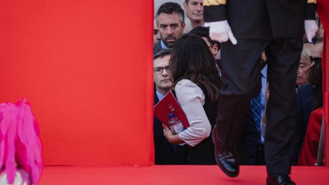 Imagen de Bolaños discutiendo con la jefa de Protocolo de Ayuso.