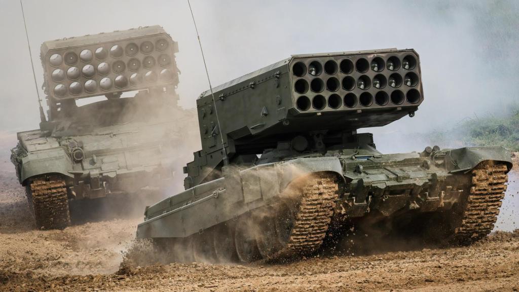 El sistema de lanzamisiles termobáricos pesados TOS-1A montado sobre el chasis de un carro de combate T-72 durante una exhibición en Rusia.