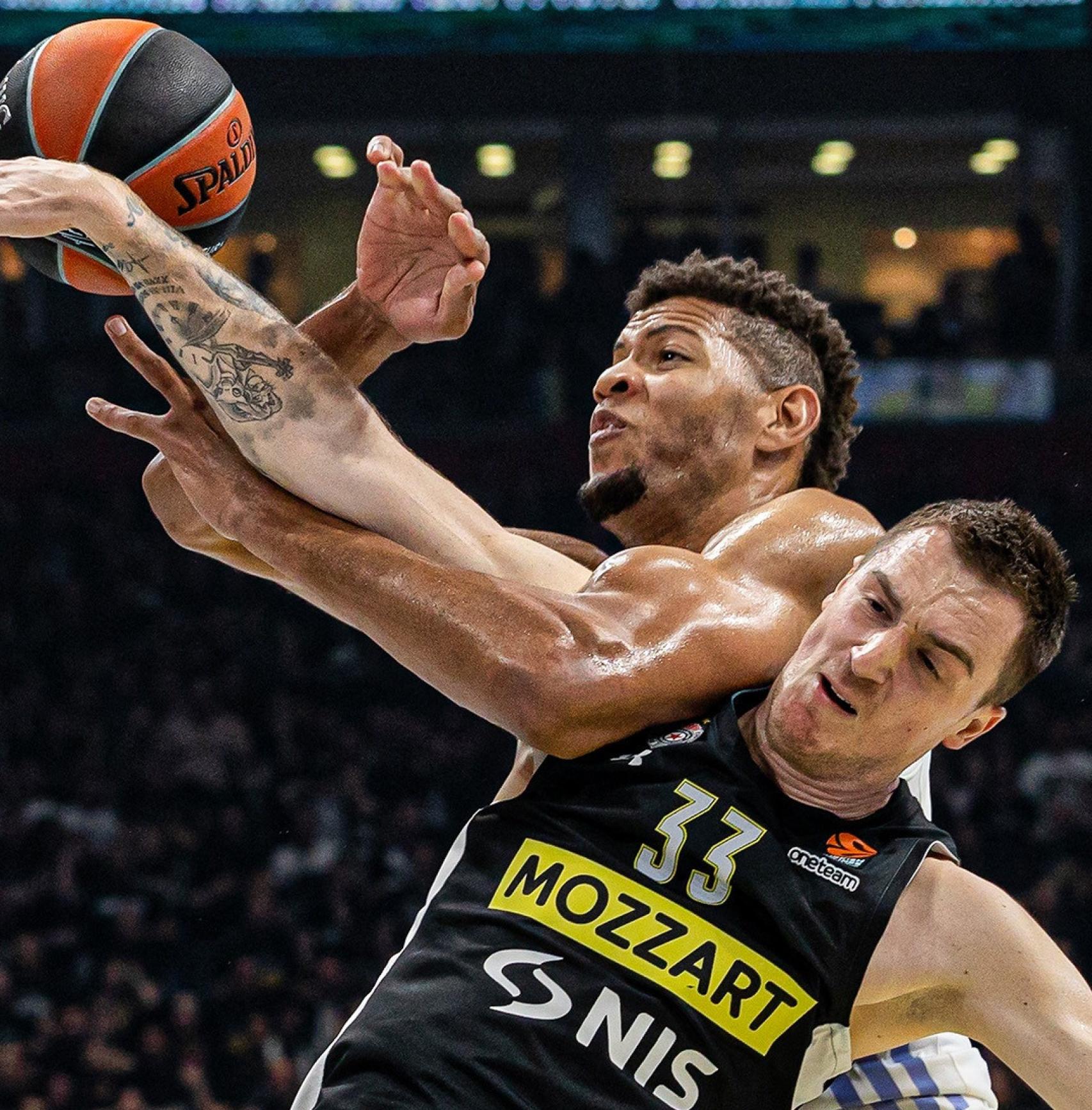 Tavares, en pelea por un balón.
