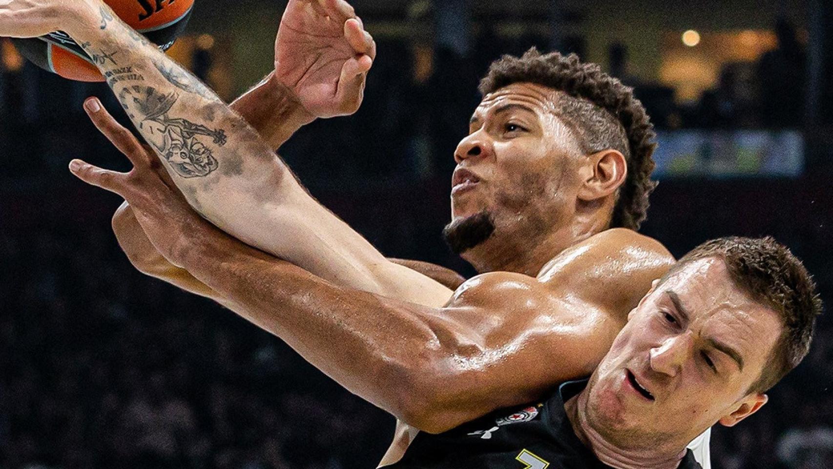 Tavares, en pelea por un balón.