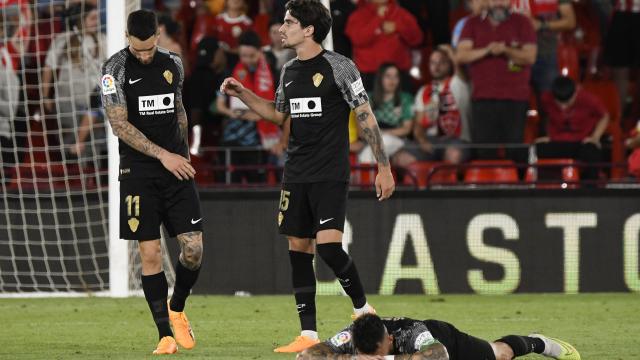 Los jugadores del Elche, Morente, Collado y Josan, abatidos tras consumarse el descenso del equipo ilicitano.