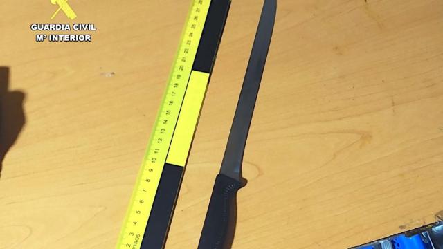 El cuchillo jamonero intervenido al joven arrestado en su domicilio de Aspe.