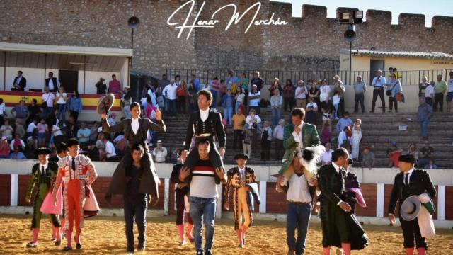 Los tres rejoneadores salieron a hombros del coso olmedano