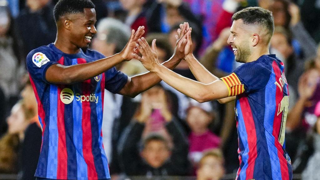 Jordi Alba, celebrando con Ansu Fati su gol a Osasuna