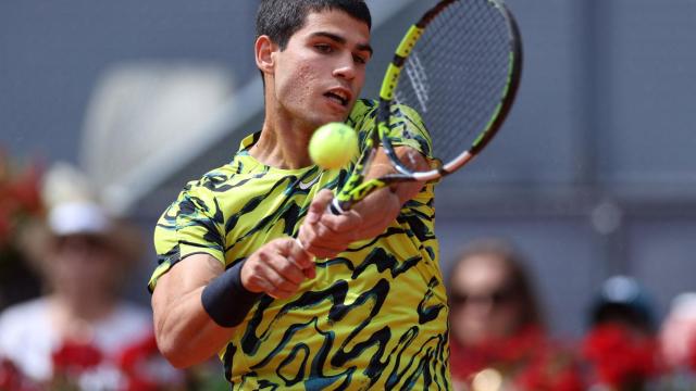 Revés a dos manos de Carlos Alcaraz, en el Mutua Madrid Open 2023