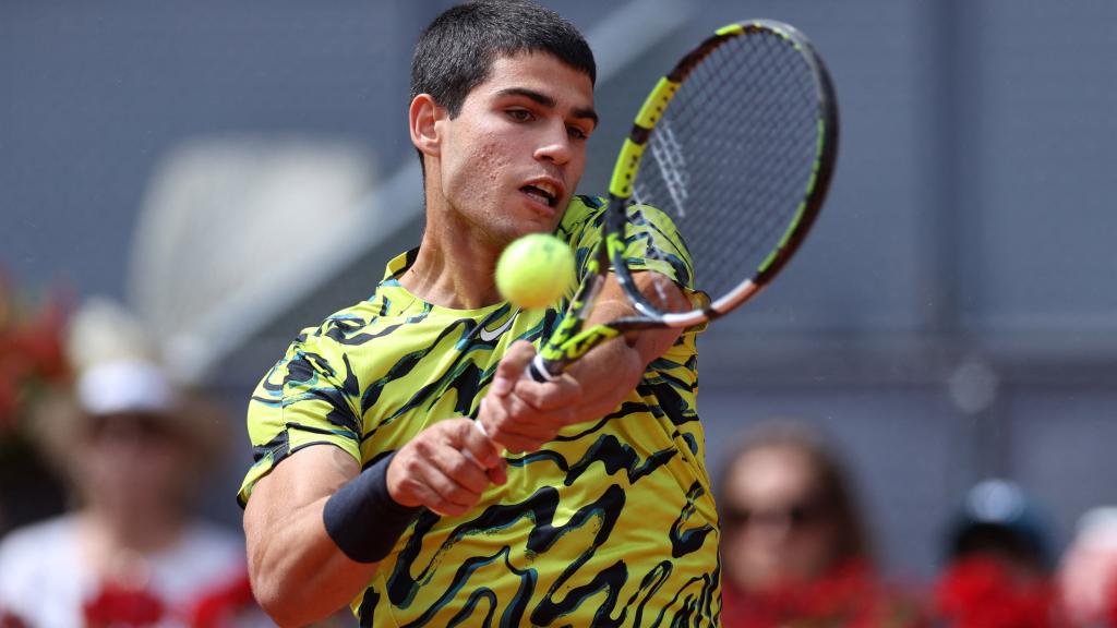 Revés a dos manos de Carlos Alcaraz, en el Mutua Madrid Open 2023
