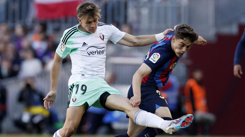 Pablo Íbañez y Gavi, en acción durante el FC Barcelona - Osasuna de La Liga 2022/2023