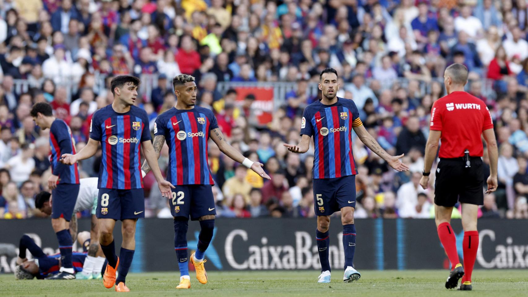 Pedri, Raphinha y Busquets, protestando ante Iglesias Villanueva
