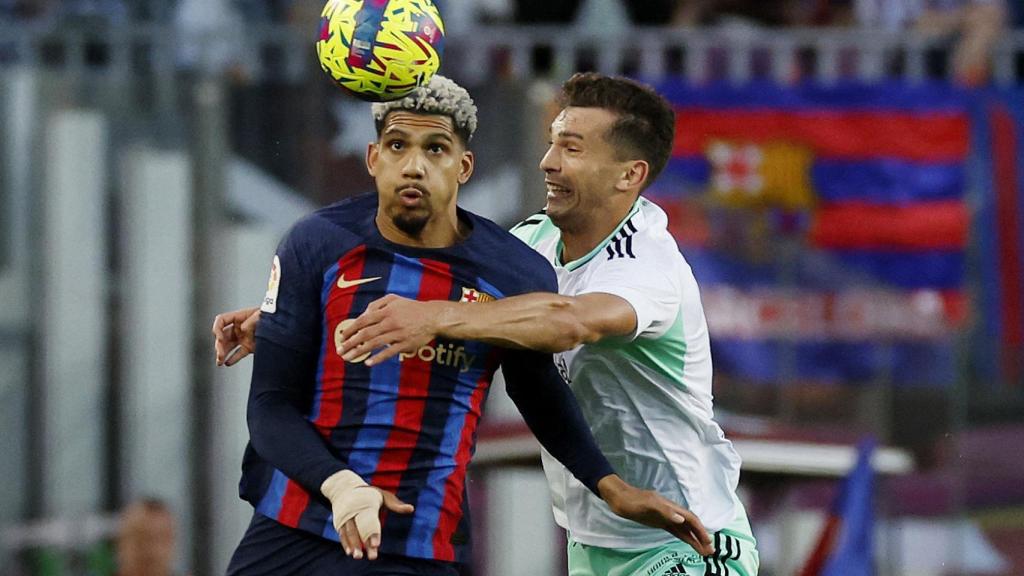 Ronald Araujo y Lucas Torró, en acción