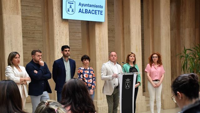 El alcalde de Albacete demuestra ante notario que no mintió sobre los exámenes de la Policía