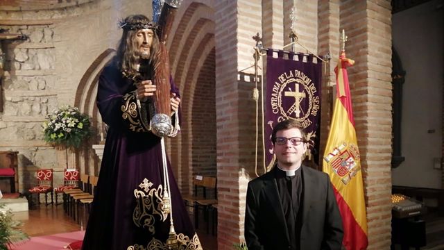 Emilio Vereda posa junto a la imagen junto a la imagen de un Cristo. EUROPA PRESS