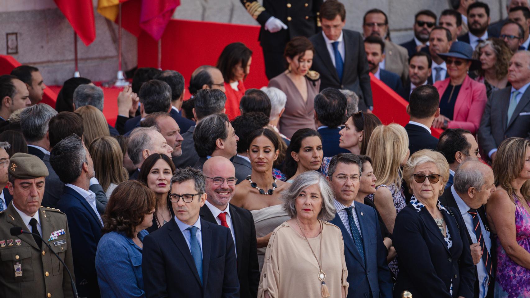 Bolaños con el resto de invitados mientras que Ayuso preside el desfile militar.