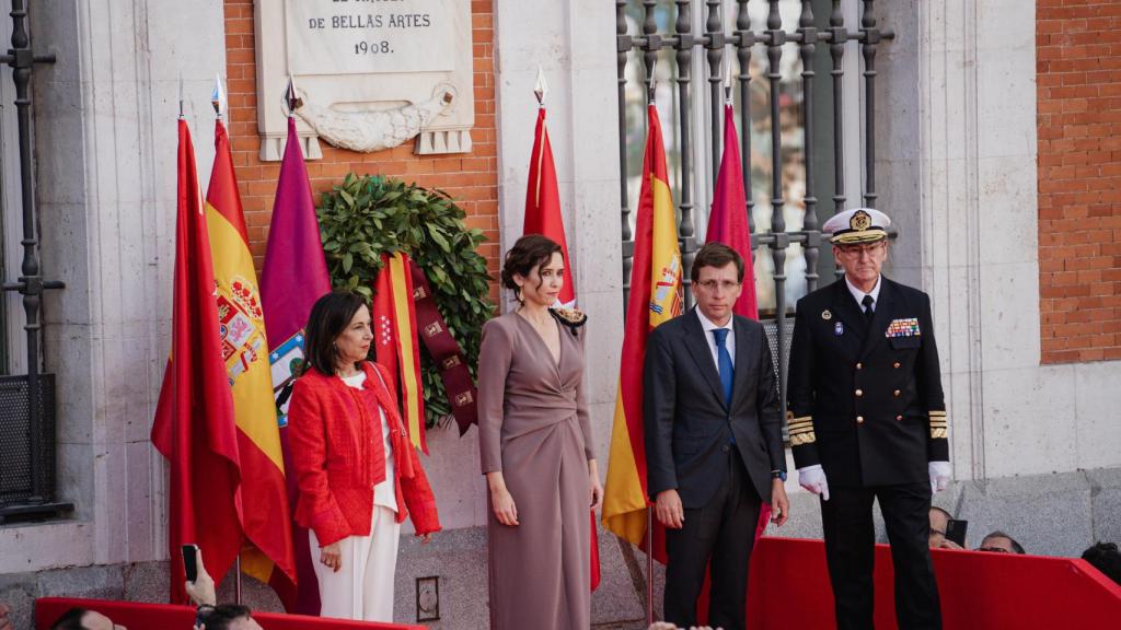 Margarita Robles, Isabel Díaz Ayuso, José Luis Martínez Almeida en el desfile del 2 de Mayo de 2023.
