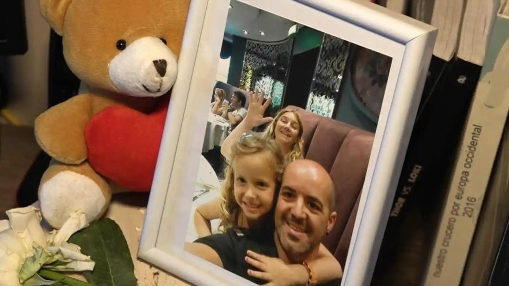 Pequeño homenaje a Emma en el salón de su casa.