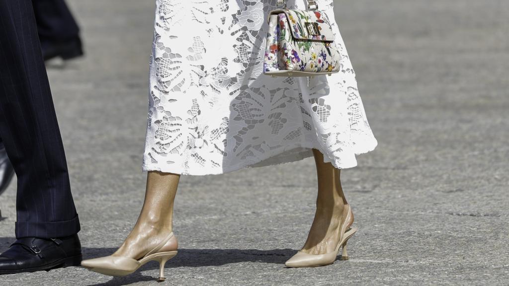 Los tacones y el bolso que luce la Reina.