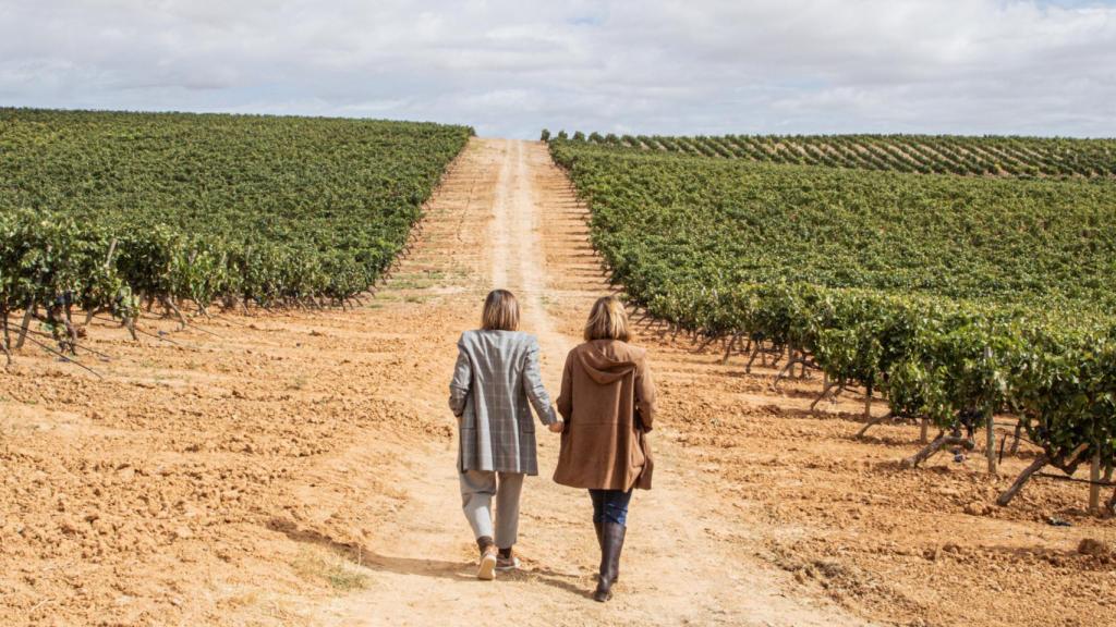 Carmen y María José Basconcillos en el viñedo de Dominio de Basconcillos.