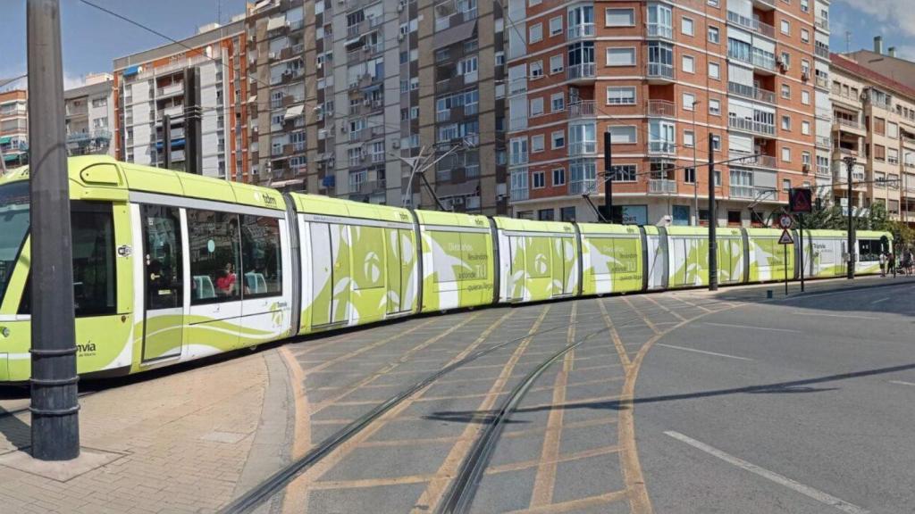 La línea de tranvía a su paso por Murcia.