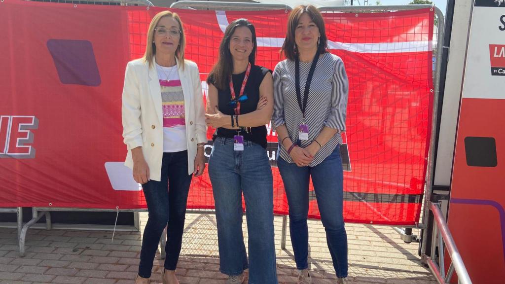 Blanca Fernández (derecha) este miércoles en Elche de la Sierra.